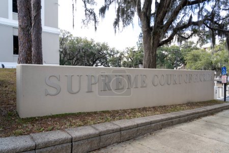 Téléchargez les photos : Tallahassee, FL, USA - 11 février 2022 : Le signe de la Cour Suprême de Floride à Tallahassee, FL, USA. La Cour suprême de Floride est la plus haute cour de l'État américain de Floride.. - en image libre de droit