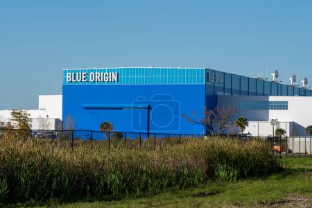 Téléchargez les photos : Merritt Island, Floride, États-Unis - 15 janvier 2022 : Blue Origin Rocket Factory à Merritt Island, Floride, États-Unis. Blue Origin, LLC est un fabricant aérospatial américain financé par le secteur privé. - en image libre de droit