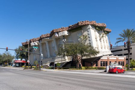 Téléchargez les photos : Orlando, Floride, États-Unis - 9 février 2022 : WonderWorks à Orlando, Floride, États-Unis. WonderWorks est une attraction touristique avec des expositions scientifiques, un laser tag, un parcours de cordes et une balade en mouvement 6D. - en image libre de droit