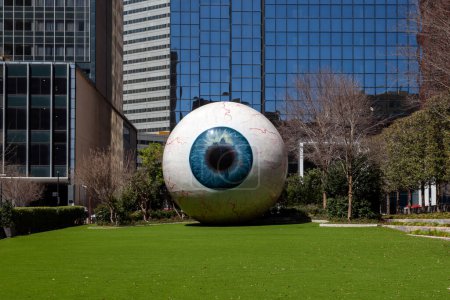 Foto de Dallas, Texas, EE.UU. - 20 de marzo de 2022: Escultura de globo ocular gigante en Dallas, Texas. La pieza se llama simplemente Eye, y fue creada por el artista Tony Tasset. - Imagen libre de derechos