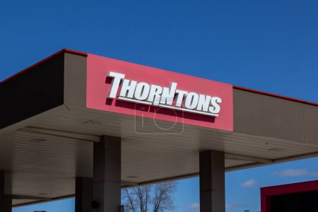 Foto de Bensenville, Illinois, EE.UU. - 27 de marzo de 2022: Un Thorntons en una gasolinera. Thorntons LLC es una cadena estadounidense de gasolina y tiendas de conveniencia. - Imagen libre de derechos