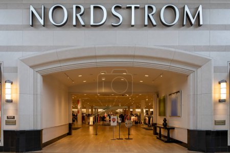 Foto de Houston, Texas, EE.UU. - 25 de febrero de 2022: Tienda Nordstrom en un centro comercial. Nordstrom, Inc. es una cadena de grandes almacenes de lujo estadounidense. - Imagen libre de derechos
