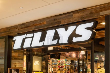 Téléchargez les photos : Houston, Texas, États-Unis - 25 février 2022 : Panneau de magasin Tillys dans un centre commercial. Tillys est une entreprise américaine de vêtements de détail. - en image libre de droit