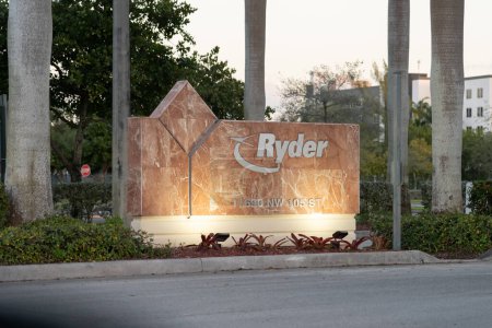 Téléchargez les photos : Miami, Floride, États-Unis - 1er janvier 2022 : Ryders signe à son siège social à Miami, Floride, États-Unis. Ryder System Inc. est une entreprise américaine de transport et de logistique. - en image libre de droit