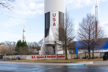 Foto de Huntsville, Alabama, Estados Unidos - 29 de diciembre de 2021: La vista exterior del Centro Espacial y Cohete de Estados Unidos en Huntsville, Alabama, Estados Unidos, un museo operado por el gobierno de Alabama. - Imagen libre de derechos