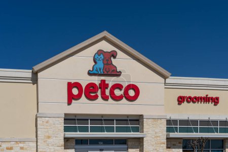 Foto de Pearland, Texas, Estados Unidos - 1 de marzo de 2022: Primer plano del letrero de la tienda Petco en Pearland, Texas, Estados Unidos. Petco Health and Wellness Company, Inc. es una tienda de mascotas estadounidense. - Imagen libre de derechos