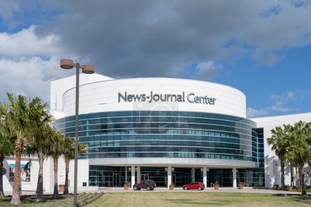 Foto de Daytona Beach, Fl, Estados Unidos - 13 de enero de 2022: News Journal center sign in Daytona Beach, Fl, Estados Unidos. El centro News Journal es la sede de artes escénicas del Daytona State College. - Imagen libre de derechos