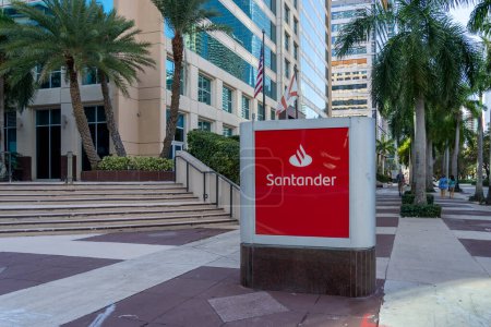 Foto de Miami, FL, Estados Unidos - 2 de enero de 2022: La firma de una sucursal del Banco Santander en Miami, FL, Estados Unidos. Santander Bank es una filial del Grupo Santander español. - Imagen libre de derechos
