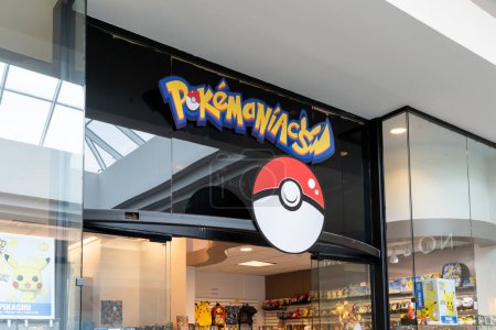 Foto de San Antonio, Texas, EE.UU. - 17 de marzo de 2022: Pokemaniacs store at a shopping mall in San Antonio, Texas, USA. Pokemaniacs es una tienda especializada en tarjetas Pokémon y coleccionables. - Imagen libre de derechos