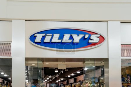 Foto de Orlando, Florida, Estados Unidos - 27 de enero de 2022: Tienda Tilly 's en un centro comercial en Orlando, Florida, Estados Unidos. Tilly 's ofrece la más amplia gama de prendas y accesorios. - Imagen libre de derechos