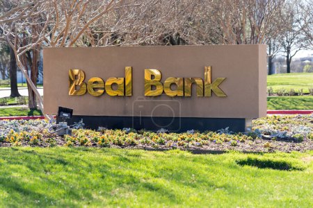 Foto de Plano, Texas, Estados Unidos - 19 de marzo de 2022: Beal Banks firma en su sede en Plano, Texas, Estados Unidos. Beal Bank es un banco americano. - Imagen libre de derechos