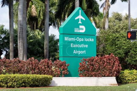 Foto de Opa Locka, FL, USA - 2 de enero de 2022: Miami Opa Locka Executive Airport sign se muestra en Opa Locka, FL, USA. Aeropuerto Ejecutivo de Miami-Opa Locka es un aeropuerto civil-militar conjunto. - Imagen libre de derechos