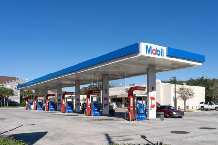 Foto de Orlando, Fl, Estados Unidos - 3 de enero de 2022: Se muestra una gasolinera Mobil en Orlando, Fl, Estados Unidos. Mobil Corporation fue una compañía petrolera estadounidense que se fusionó con Exxon en 1999 para formar ExxonMobil. - Imagen libre de derechos