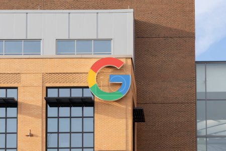 Téléchargez les photos : Detroit, Michigan, USA - Décembre 26, 2021 : Google logo signe sur son immeuble de bureaux à Detroit, Michigan, USA, Google LLC est une société multinationale américaine de technologie. - en image libre de droit
