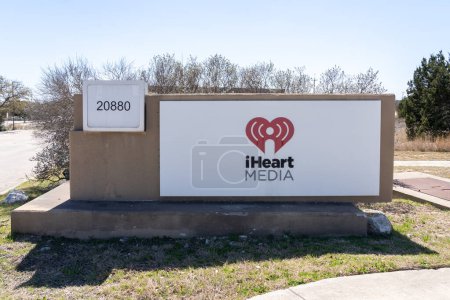 Foto de San Antonio, TX, Estados Unidos - 16 de marzo de 2022: iHeartMedia firma en su sede en San Antonio, TX, Estados Unidos. iHeartMedia es una corporación estadounidense de medios de comunicación. - Imagen libre de derechos