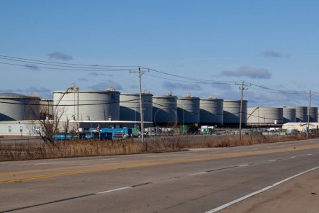 Téléchargez les photos : Channahon, Illinois, USA - 27 mars 2022 : Réservoirs de pétrole dans une raffinerie en Illinois, USA. - en image libre de droit