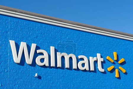 Téléchargez les photos : Pearland, Texas, États-Unis - 14 février 2022 : Panneau du magasin Walmart sur le bâtiment. Walmart Inc est une multinationale américaine qui exploite une chaîne d'hypermarchés. - en image libre de droit
