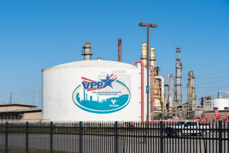 Téléchargez les photos : Texas City, TX, États-Unis - 12 mars 2022 : Le panneau VPP sur le réservoir d'huile d'une raffinerie. Le PPV (Programmes de protection volontaire) est une initiative de l'Administration de la santé et de la sécurité au travail.. - en image libre de droit