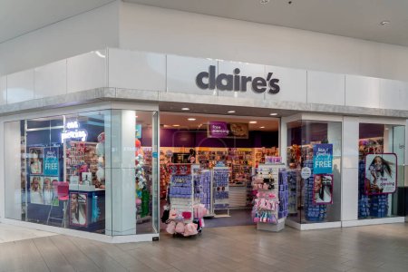 Foto de Orlando, Florida, Estados Unidos - 27 de enero de 2022: Tienda Claire 's en un centro comercial en Orlando, Florida, Estados Unidos. Claire 's es una cadena minorista que ofrece joyas y accesorios de moda. - Imagen libre de derechos