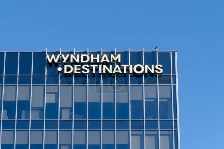 Téléchargez les photos : Orlando, FL, États-Unis - 6 janvier 2022 : Wyndham Destinations signe sur son siège social à Orlando, FL, États-Unis. Wyndham Destinations est une société américaine de location de vacances. - en image libre de droit