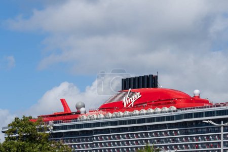 Téléchargez les photos : Miami, Floride, États-Unis - 2 janvier 2022 : Un bateau de croisière Virgin est vu au terminal de Miami, Floride, États-Unis. Virgin Voyages est une compagnie de croisière. - en image libre de droit