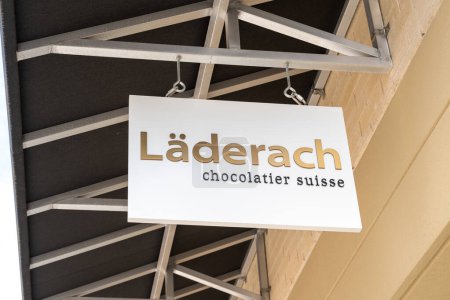 Foto de Houston, Texas, Estados Unidos - 2 de marzo de 2022: Cartel colgante de la tienda Laderach en un centro comercial en Houston, Texas, Estados Unidos. Lderach es un fabricante suizo de chocolate. - Imagen libre de derechos