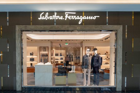 Téléchargez les photos : Houston, Texas, États-Unis - 25 février 2022 : Salvatore Ferragamo store in a shopping mall. Salvatore Ferragamo S.p.A. est une entreprise italienne de produits de luxe. - en image libre de droit