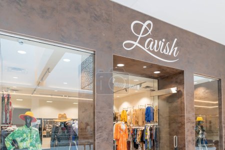 Foto de Houston, Texas, Estados Unidos - 25 de febrero de 2022: Tienda lujosa en un centro comercial. Lavish Boutique es una tienda de ropa para mujer. - Imagen libre de derechos