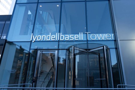 Foto de Houston, TX, Estados Unidos - 27 de febrero de 2022: La entrada a la sede de operaciones de lyndellbasell en los Estados Unidos en la torre lyndellbasell en Houston. LyondellBasell Industries N.V. es una multinacional química. - Imagen libre de derechos