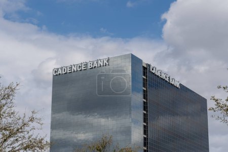 Foto de Houston, Texas, EE.UU. - 13 de marzo de 2022: Edificio de oficinas del Cadence Bank en Houston, Texas, EE.UU. Cadence Bank es un banco americano. - Imagen libre de derechos