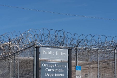 Foto de Orlando, Florida, Estados Unidos - 20 de enero de 2022: El Departamento Correccional del Condado de Orange firma fuera de la valla de seguridad de eslabones de cadena perimetral, un centro de detención de servicio completo. - Imagen libre de derechos