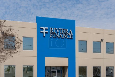 Téléchargez les photos : Houston, Texas, États-Unis - 2 mars 2022 : Siège de Riviera Finance à Houston, Texas, États-Unis. Riviera Finance est une société d'affacturage de factures. - en image libre de droit