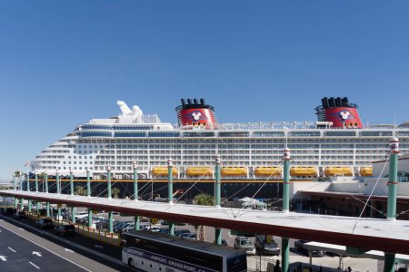 Téléchargez les photos : Cape Canaveral, Floride, États-Unis - 15 janvier 2022 : Un navire de croisière Disney au terminal de Port Canaveral à Floride, États-Unis. Disney Cruise Line est une compagnie de croisière qui est une filiale de The Walt Disney Company. - en image libre de droit