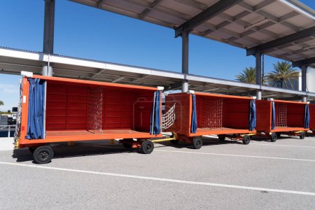 Téléchargez les photos : Cape Canaveral, Floride, États-Unis - Janvier, 15, 2022 : Chariots à bagages au terminal de croisière Port Canaveral à Cape Canaveral, Floride, États-Unis. - en image libre de droit