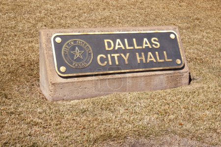 Foto de Dallas, Texas, Estados Unidos - 20 de marzo de 2022: Se ve el letrero y sello del ayuntamiento de Dallas en bronce en el suelo. Dallas es una ciudad ubicada en el estado estadounidense de Texas.. - Imagen libre de derechos