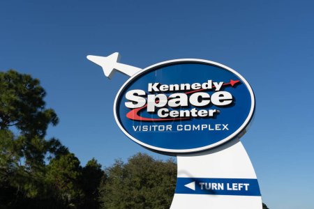Téléchargez les photos : Merritt Island, Floride, États-Unis - Janvier, 15, 2022 : Kennedy Space Center Visitor Complex signe est montré à Merritt Island, Floride, États-Unis, le centre d'accueil au Kennedy Space Center de la NASA. - en image libre de droit