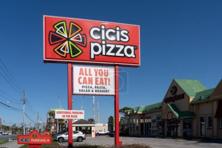 Téléchargez les photos : Orlando, FL, États-Unis - 6 janvier 2022 : Panneau indicateur du restaurant Cicis avec ciel bleu en arrière-plan. Cicis est une chaîne américaine de restaurants buffet. - en image libre de droit