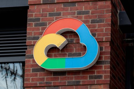 Téléchargez les photos : Chicago, Illinois, États-Unis - 29 mars 2022 : Logo de Google Cloud sur le bâtiment. Google Cloud Platform, offert par Google, est une suite de services de cloud computing. - en image libre de droit