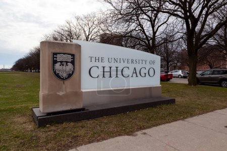Téléchargez les photos : Chicago, Illinois, États-Unis - 29 mars 2022 : Panneau de sol de l'Université de Chicago. L'Université de Chicago est une université privée de recherche à Chicago, Illinois, États-Unis. - en image libre de droit