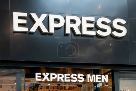 Foto de Orlando, Florida, Estados Unidos - 27 de enero de 2022: Tienda Express en un centro comercial en Orlando, Florida, Estados Unidos. Express es una marca de moda estadounidense para mujeres y hombres jóvenes. - Imagen libre de derechos