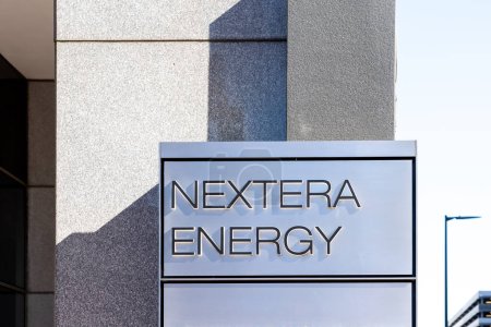 Téléchargez les photos : Houston, Texas, États-Unis - 27 février 2022 : Le panneau NextEra Energy est visible dans son immeuble de bureaux à Houston, Texas, États-Unis. NextEra Energy, Inc. est une société d'énergie américaine. usage rédactionnel uniquement. - en image libre de droit