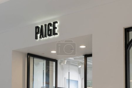 Foto de Houston, Texas, Estados Unidos - 25 de febrero de 2022: Paige store sign in a shopping mall. Paige es una marca de "denim premium" para hombres y mujeres. - Imagen libre de derechos