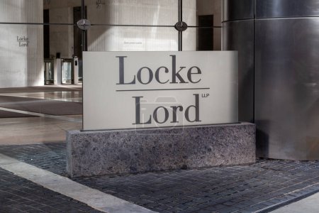 Foto de Chicago, Illinois, Estados Unidos - 28 de marzo de 2022: Locke Lord firma fuera de su oficina en Chicago, Illinois, Estados Unidos. Locke Lord es un bufete de abogados estadounidense de servicio completo.. - Imagen libre de derechos