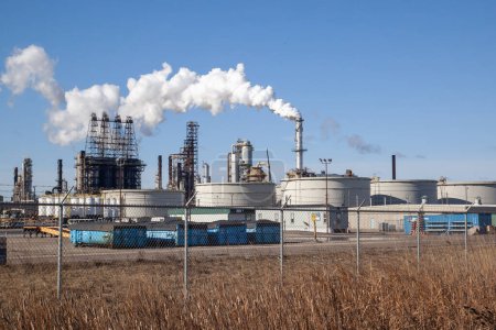 Téléchargez les photos : Channahon, Illinois, États-Unis - 27 mars 2022 : Un horizon des installations de raffinerie de pétrole. Une raffinerie de pétrole est une installation qui prend du pétrole brut et le distille dans divers produits pétroliers utiles.. - en image libre de droit