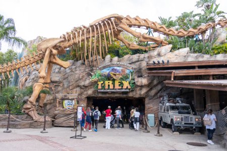 Téléchargez les photos : Restaurant à thème préhistorique, squelette de dinosaures blancs, à Disney Spring, Lac Buena Vista. - en image libre de droit