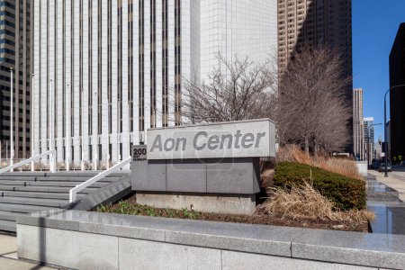 Foto de Chicago, Illinois, Estados Unidos - 28 de marzo de 2022: Aon Center firma afuera del edificio de oficinas en Chicago, Illinois, Estados Unidos. Aon es una firma global de servicios profesionales. - Imagen libre de derechos