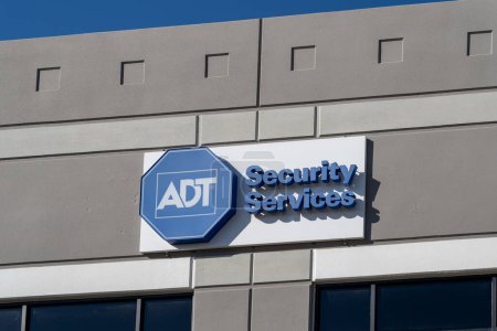 Téléchargez les photos : Irving, Texas, États-Unis - 20 mars 2022 : ADT Security Services office in Irving, Texas, USA. ADT Inc. est une société américaine qui fournit des services de surveillance d'alarme. - en image libre de droit