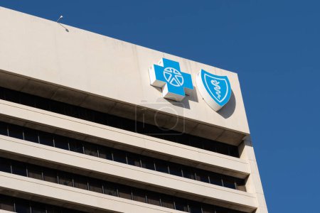 Foto de Detroit, MI, Estados Unidos - 26 de diciembre de 2021: letrero del logotipo de Blue Cross Blue Shield en el edificio. Blue Cross Blue Shield Association es una federación de 35 compañías de seguros de salud de los Estados Unidos. - Imagen libre de derechos