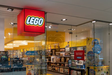 Foto de Houston, Texas, EE.UU. - 25 de febrero de 2022: Tienda de Lego en un centro comercial. Lego es una línea de juguetes de construcción de plástico fabricados por The Lego Group, una empresa con sede en Dinamarca.. - Imagen libre de derechos