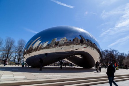 Téléchargez les photos : Chicago, Illinois, USA - 28 mars 2022 : Sculpture nommée Cloud Gate au Millennium Park à Chicago, Illinois, USA. - en image libre de droit